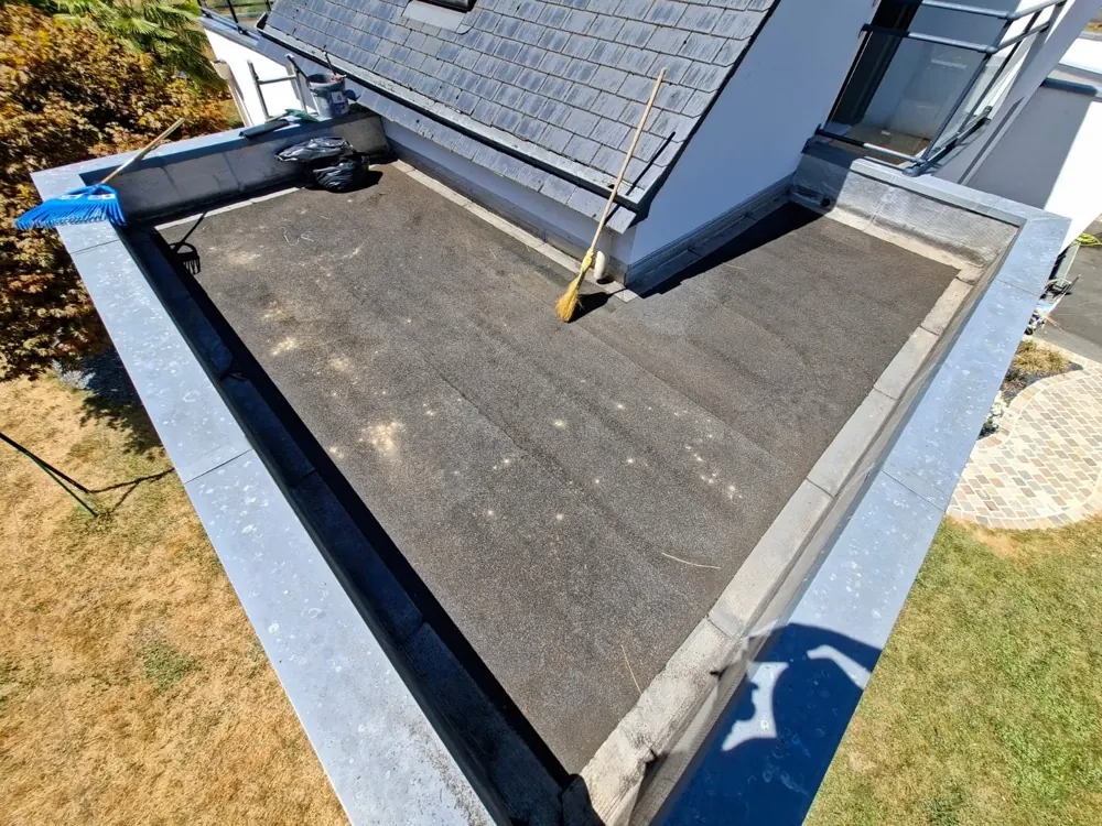 Toiture-terrasse en bitume, avant et après un coup de clean