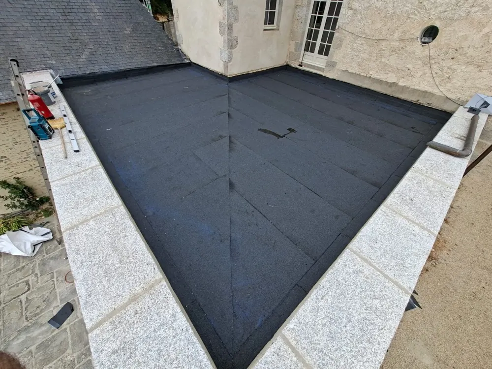 Toiture-terrasse bitume fraîchement terminée